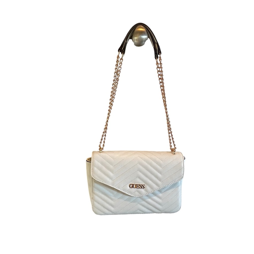 White Guess Purse. Can be used as a shoulder bag or crossbody! EUC!